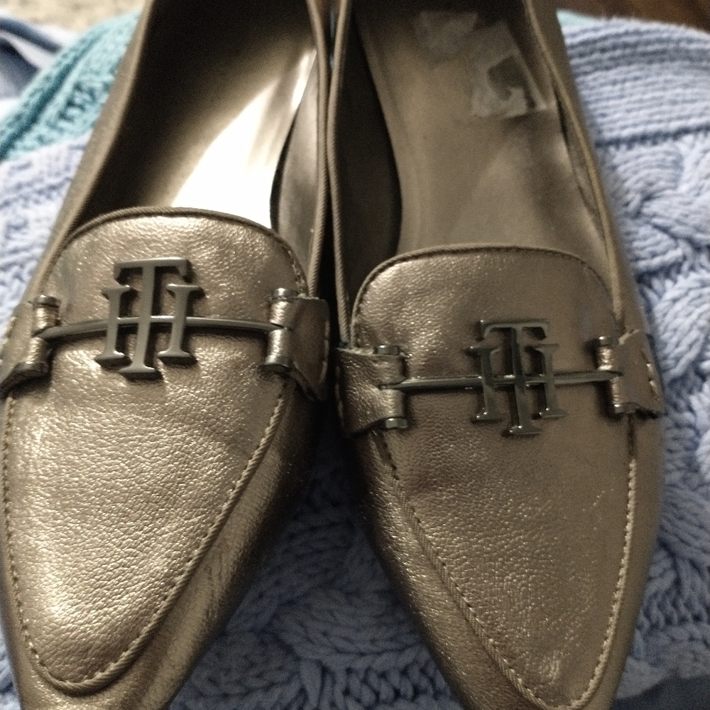 Elegant Tommy Hilfiger Women's Loafers in Gold